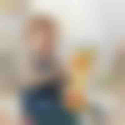 Girafa de peluche interativa | GIRADANCE